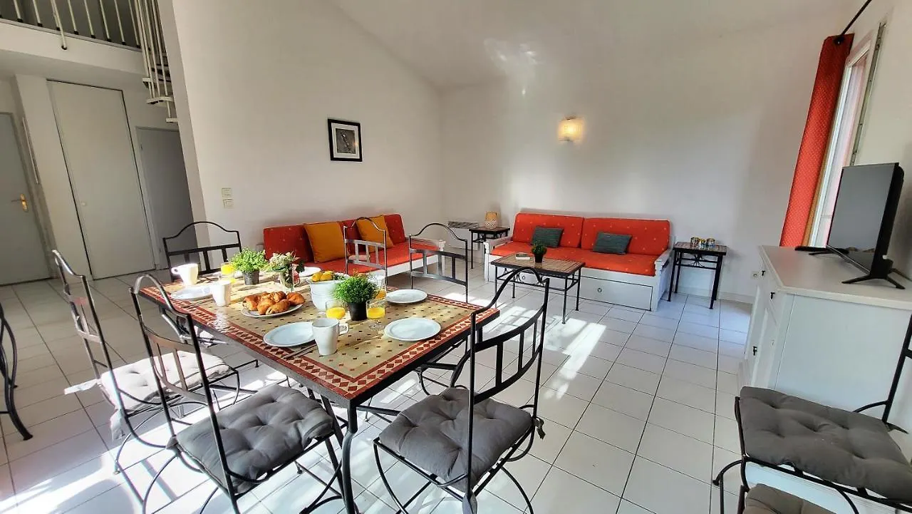 Bastides Et Villas Independantes Les Rives Du Lac Saint-Saturnin-les-Avignon Holiday park