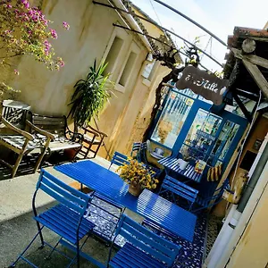 Couette-café Fa Mille Maison Bleue, Robion